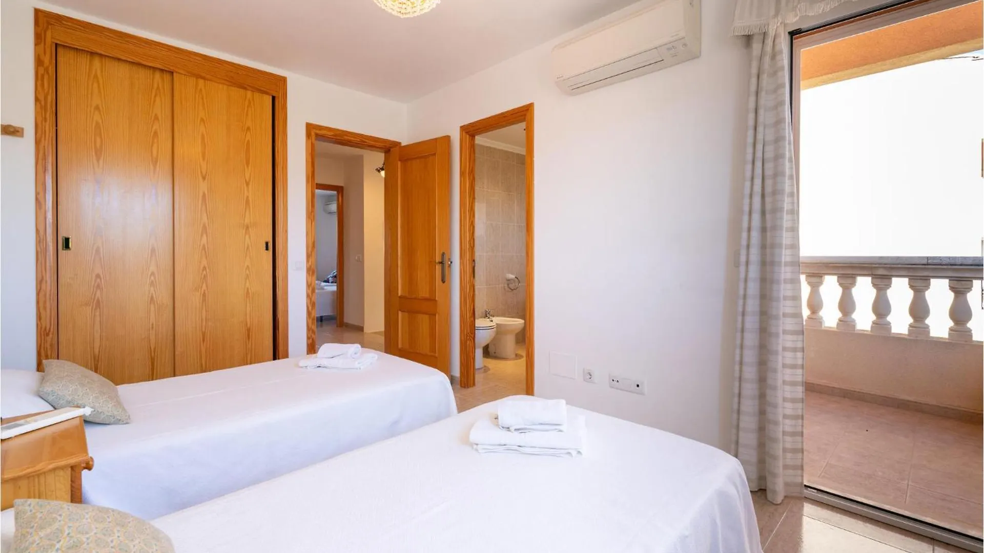 4 Bedroom Stunning Home In Port Dalcudia Port de Alcudia  Vakantiehuis